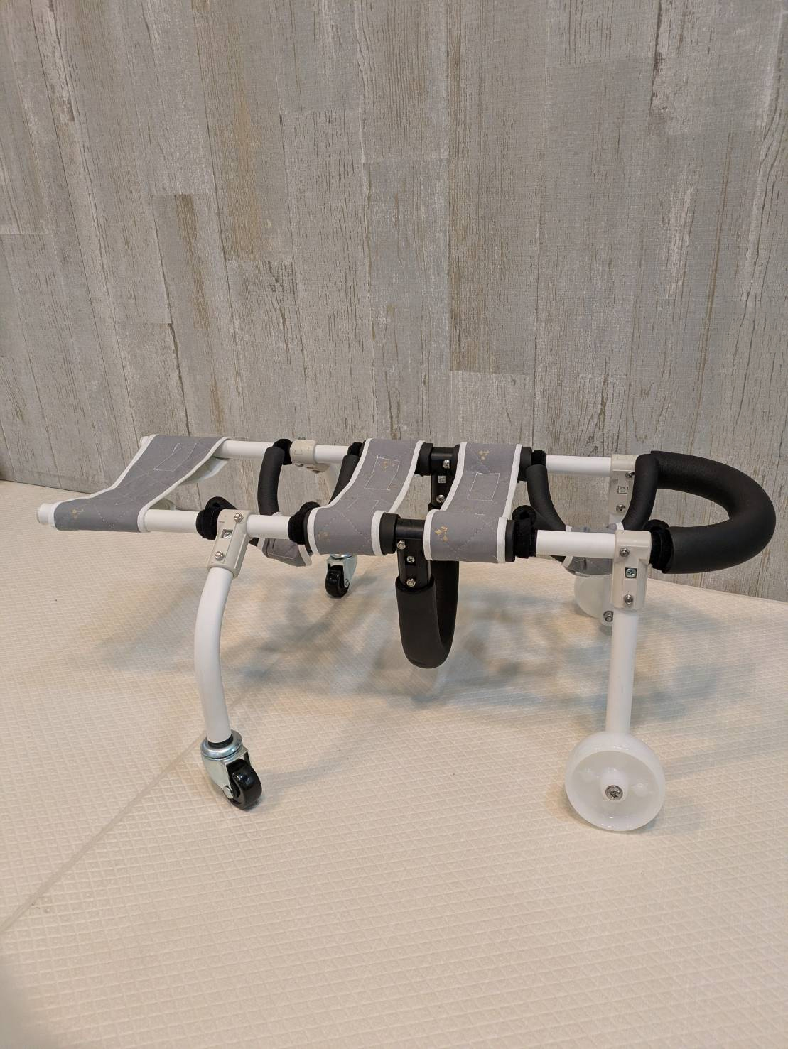 自社オリジナル車椅子　4輪